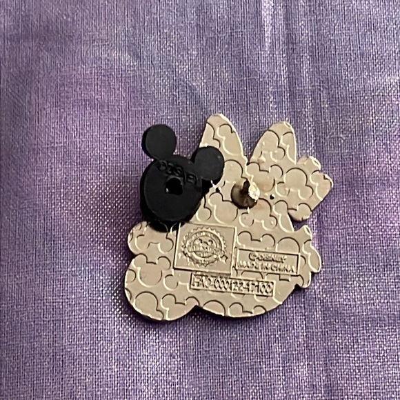 5/$35 🎀 Disney Pin.  White Rabbit Emoji Pin - Picture 3 of 3